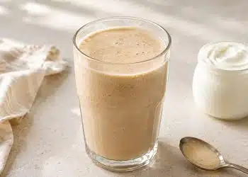 frullato al caffè e yogurt greco in bicchiere