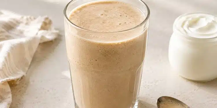 frullato al caffè e yogurt greco in bicchiere