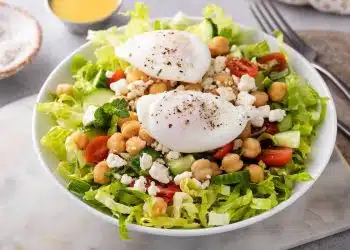 insalata di ceci con uova in camicia e verdure