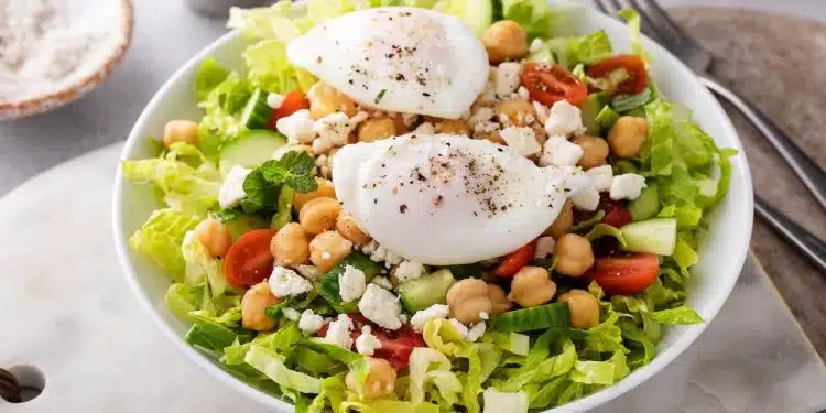 insalata di ceci con uova in camicia e verdure