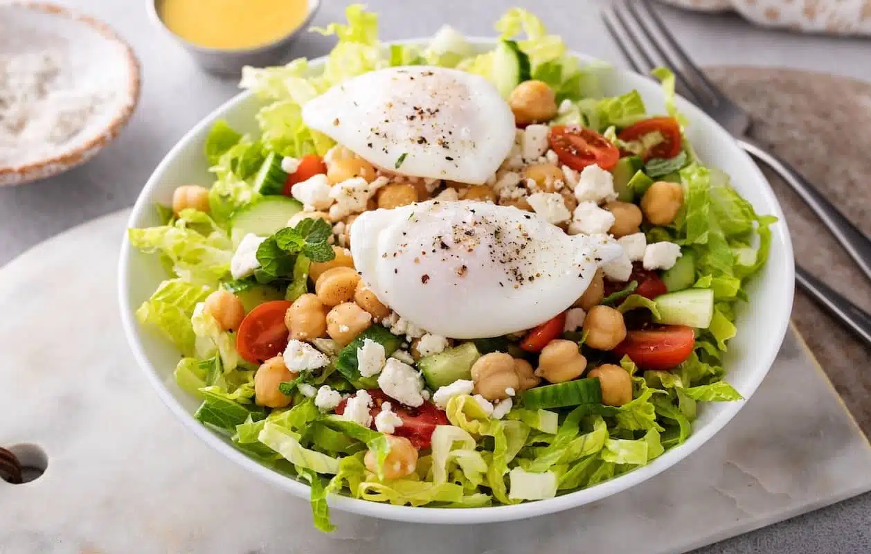 insalata di ceci con uova in camicia e verdure