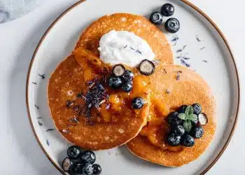 pancake con albumi frutta e yogurt