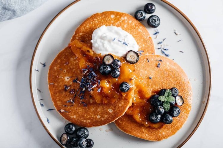 pancake con albumi frutta e yogurt