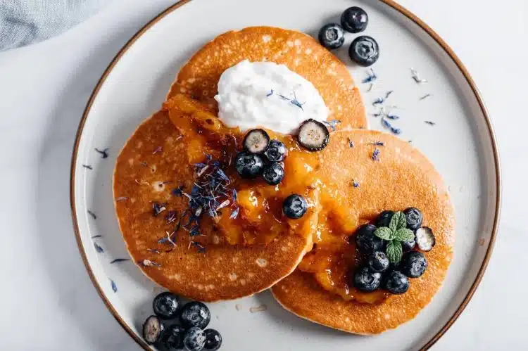 pancake con albumi frutta e yogurt