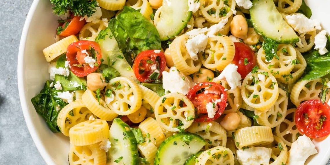 pasta fredda con verdure legumi e feta