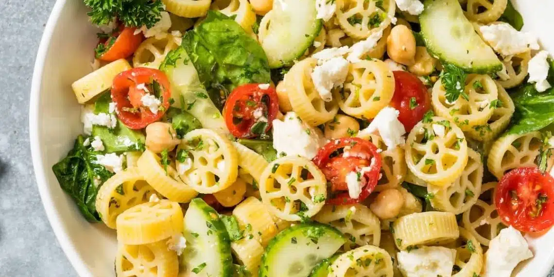 pasta fredda con verdure legumi e feta
