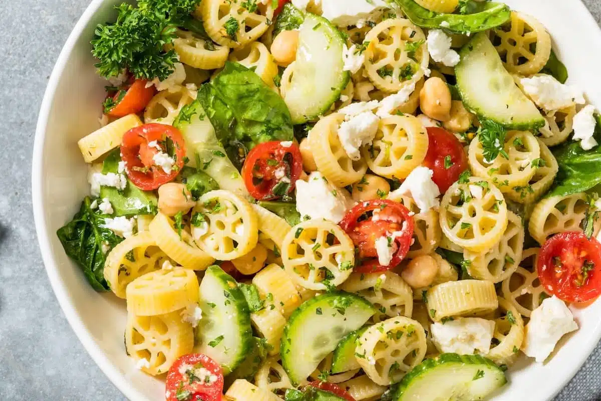 pasta fredda con verdure legumi e feta