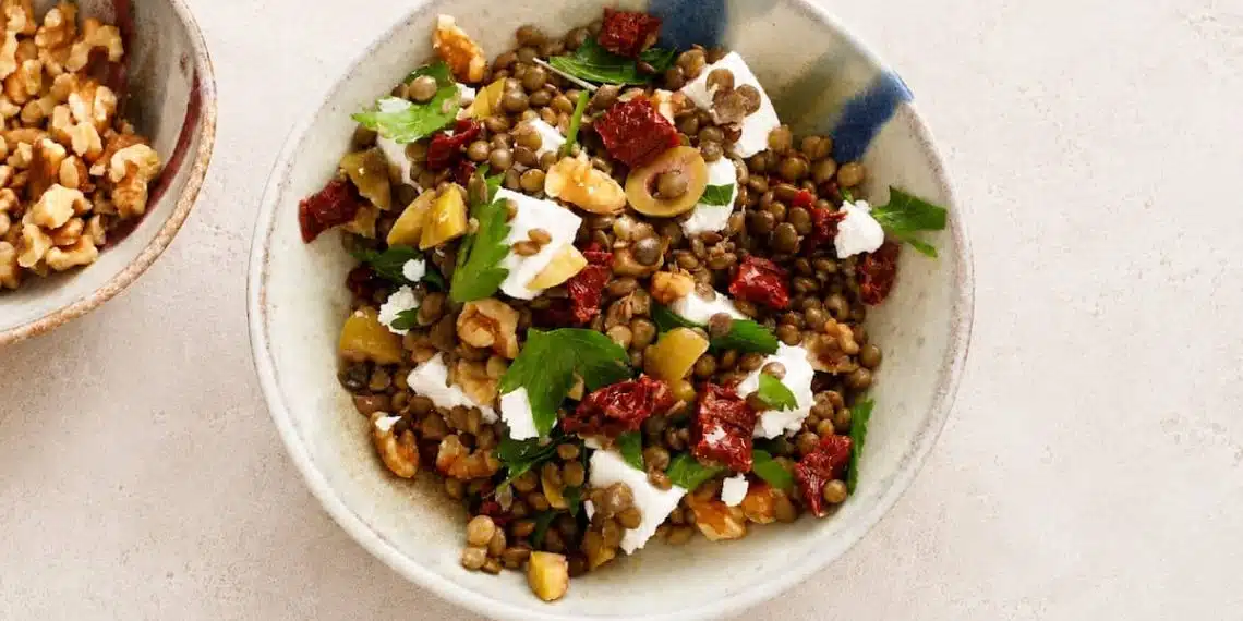 insalata di lenticchie estiva con pomodori secchi feta e noci