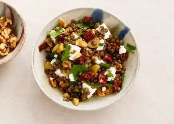 insalata di lenticchie estiva con pomodori secchi feta e noci