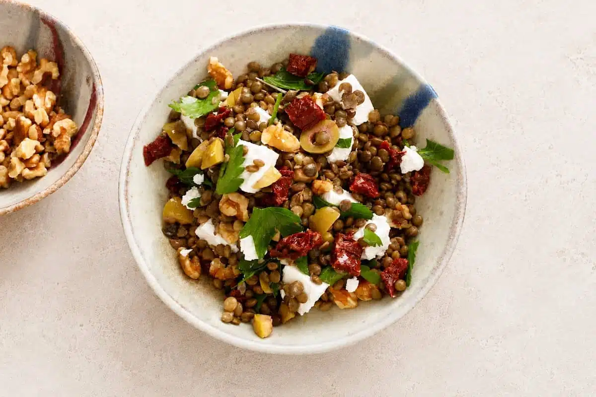 insalata di lenticchie estiva con pomodori secchi feta e noci