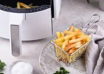 patatine sugelate in friggitrice ad aria