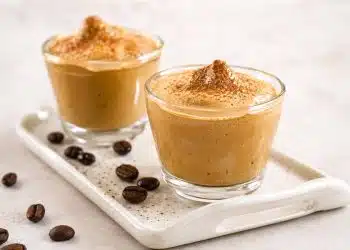 spuma di caffè all'acqua in coppette