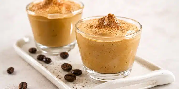 spuma di caffè all'acqua in coppette