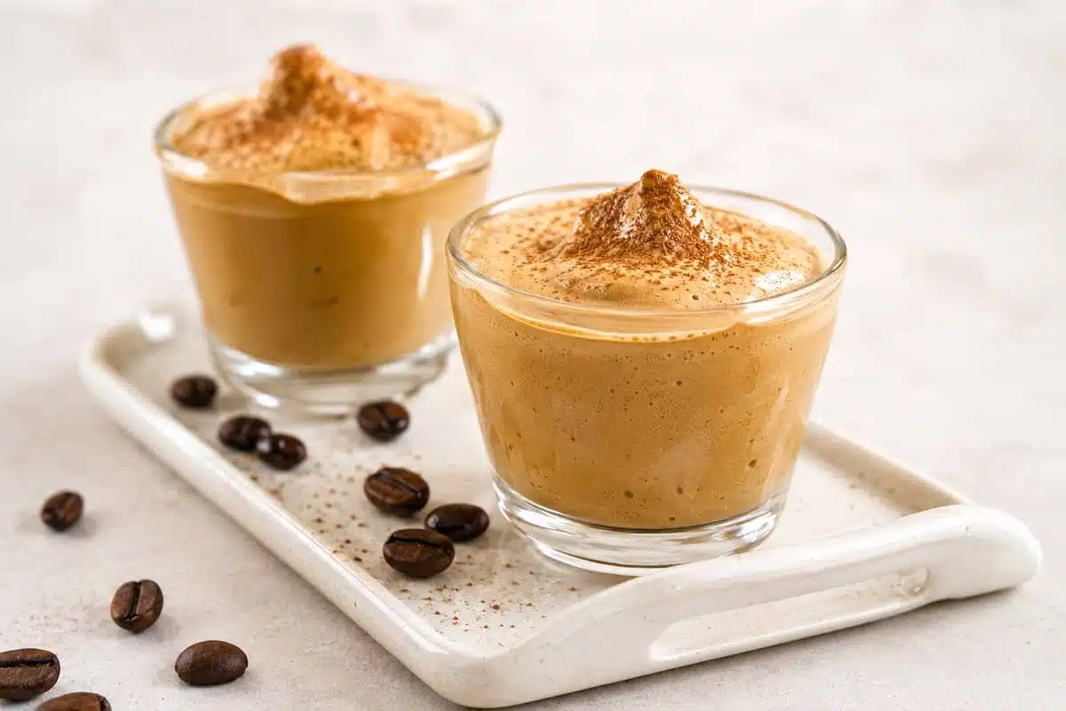 spuma di caffè all'acqua in coppette