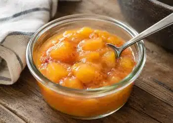 composta di pesche in ciotola di vetro