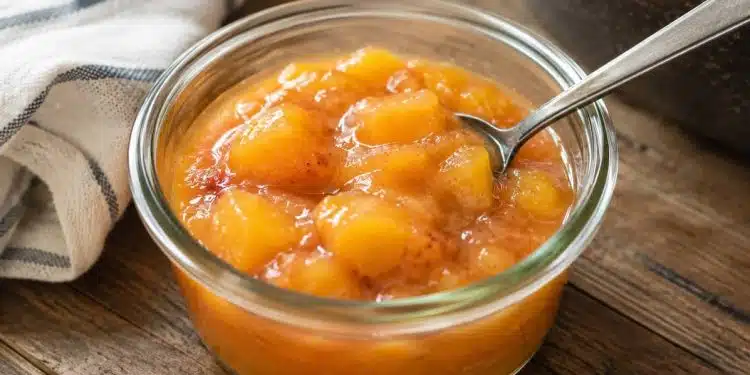 composta di pesche in ciotola di vetro