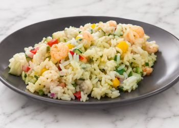 riso freddo con peperoni e gamberetti