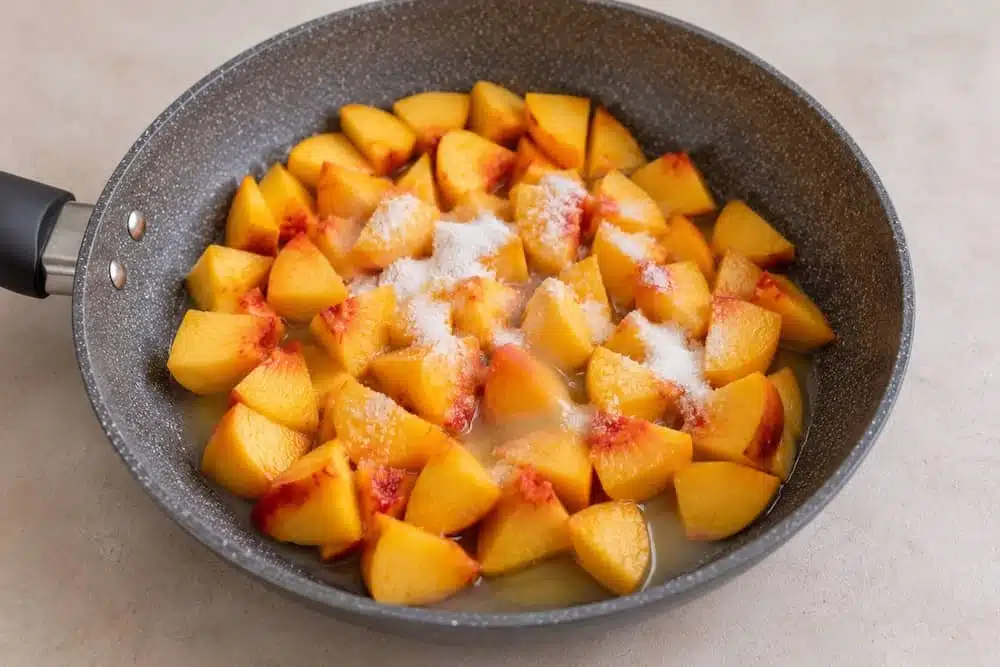 preparazione composta di pesche in padella