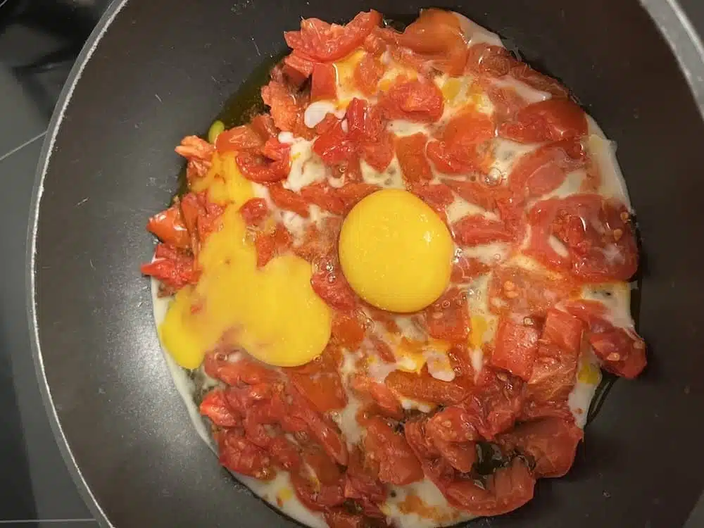 uova al pomodoro in padella