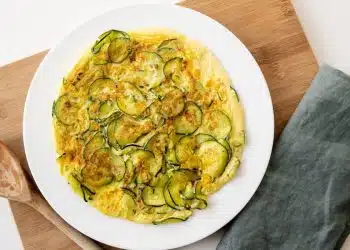 frittata di zucchine servita in un piatto