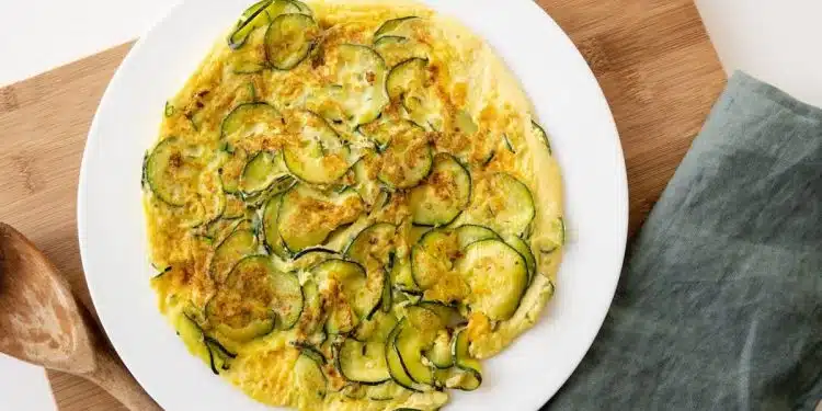 frittata di zucchine servita in un piatto