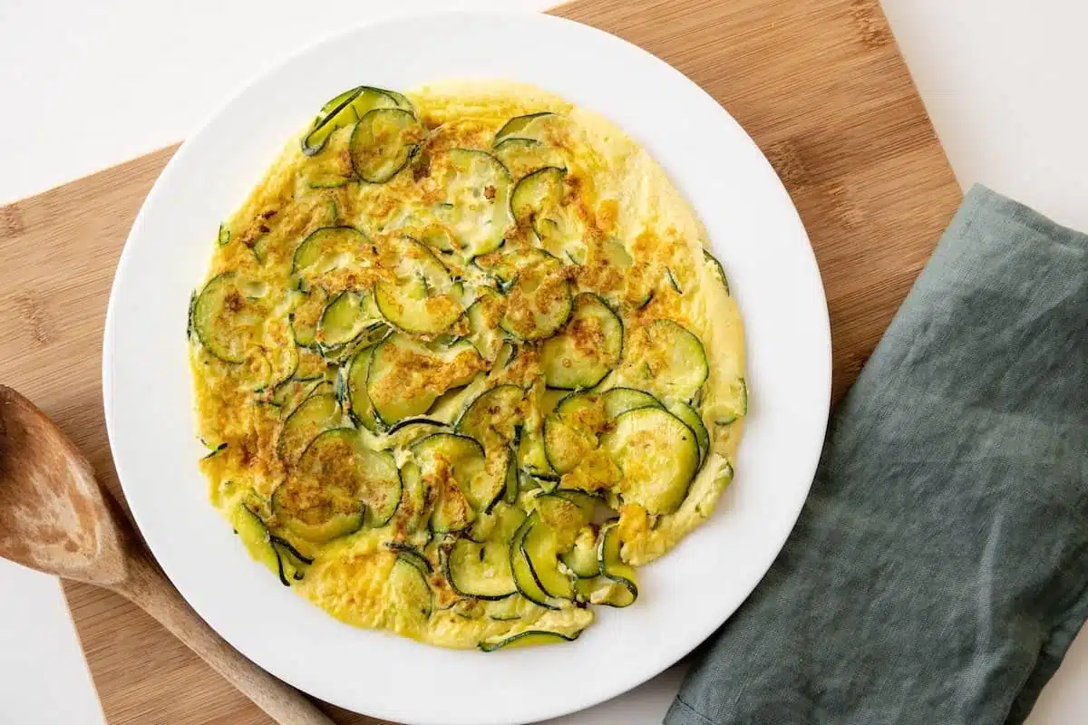 frittata di zucchine servita in un piatto