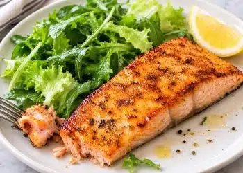 tranci di salmone in friggitrice ad aria serviti con insalata