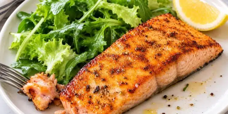 tranci di salmone in friggitrice ad aria serviti con insalata
